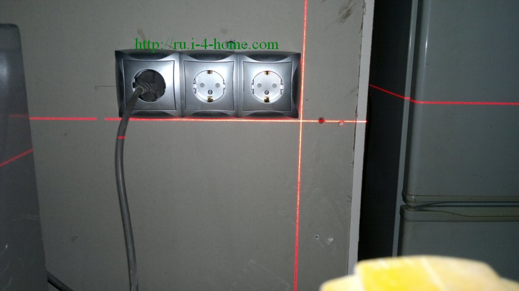 Проверка установленной розетки по лазерному уровню
